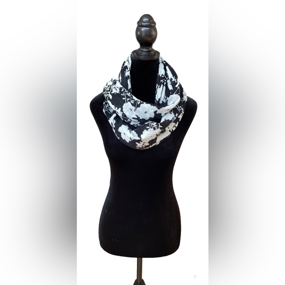 Aerie: Black & White Scarf / Wrap